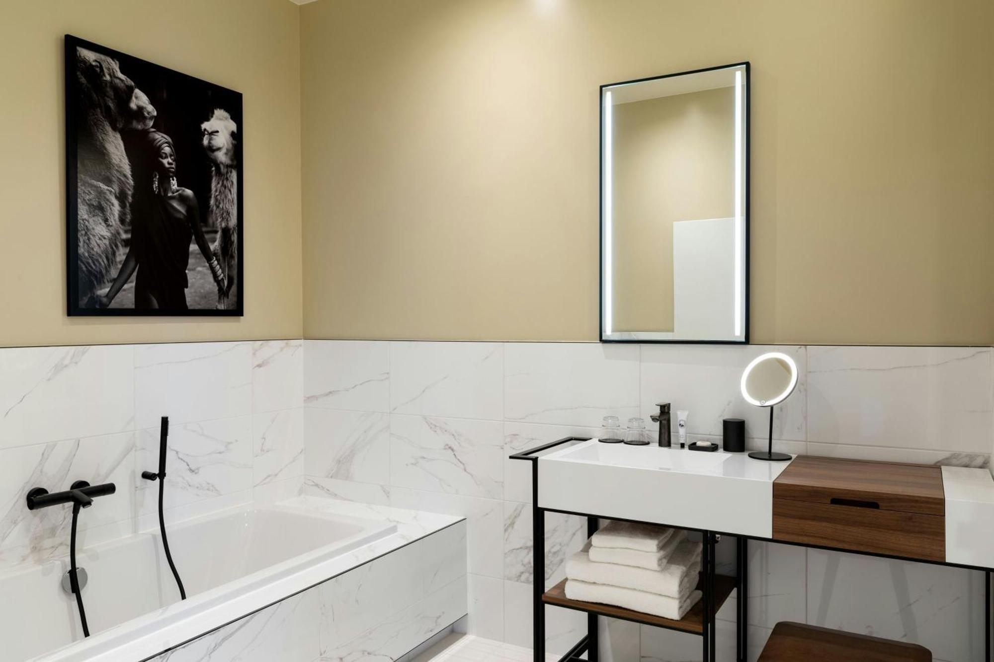 Hotel Sapphire House Antwerp, Autograph Collection Exterior foto Bathroom