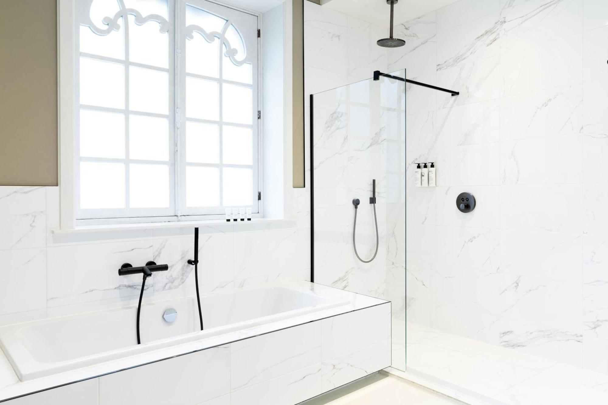Hotel Sapphire House Antwerp, Autograph Collection Exterior foto A shower bath